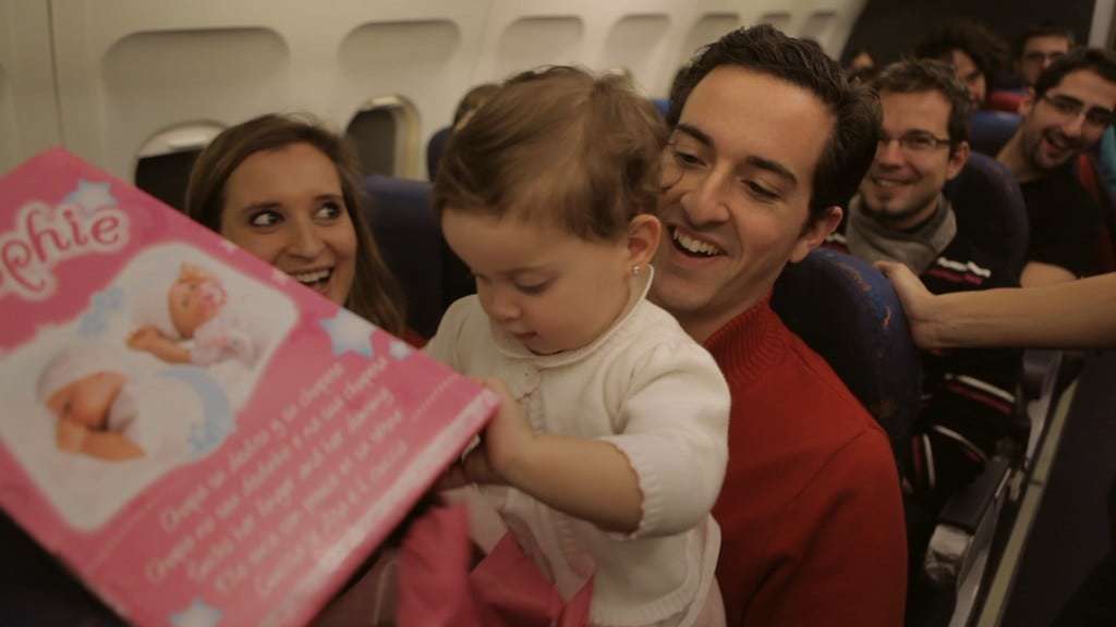 Spanair Maria abre su regalo