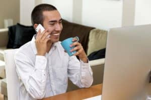hablando por telefono con vozhd