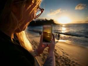 haciendo fotos movil playa